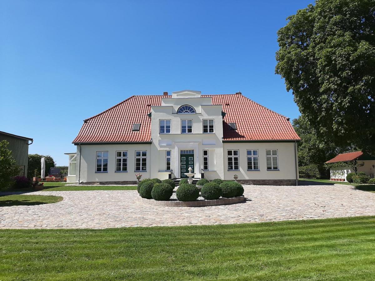 Neuburg  Gutshaus Neu Farpen酒店 外观 照片